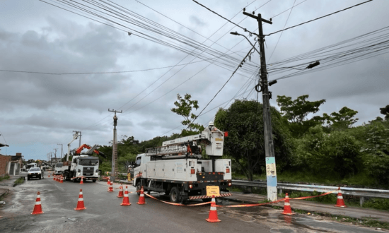 Equipes da Energisa trabalham na substituição de poste danificado no bairro Marivan, em Aracaju