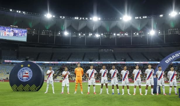 Goleiro Ronaldo do Bahia em ação durante partida no Maracanã