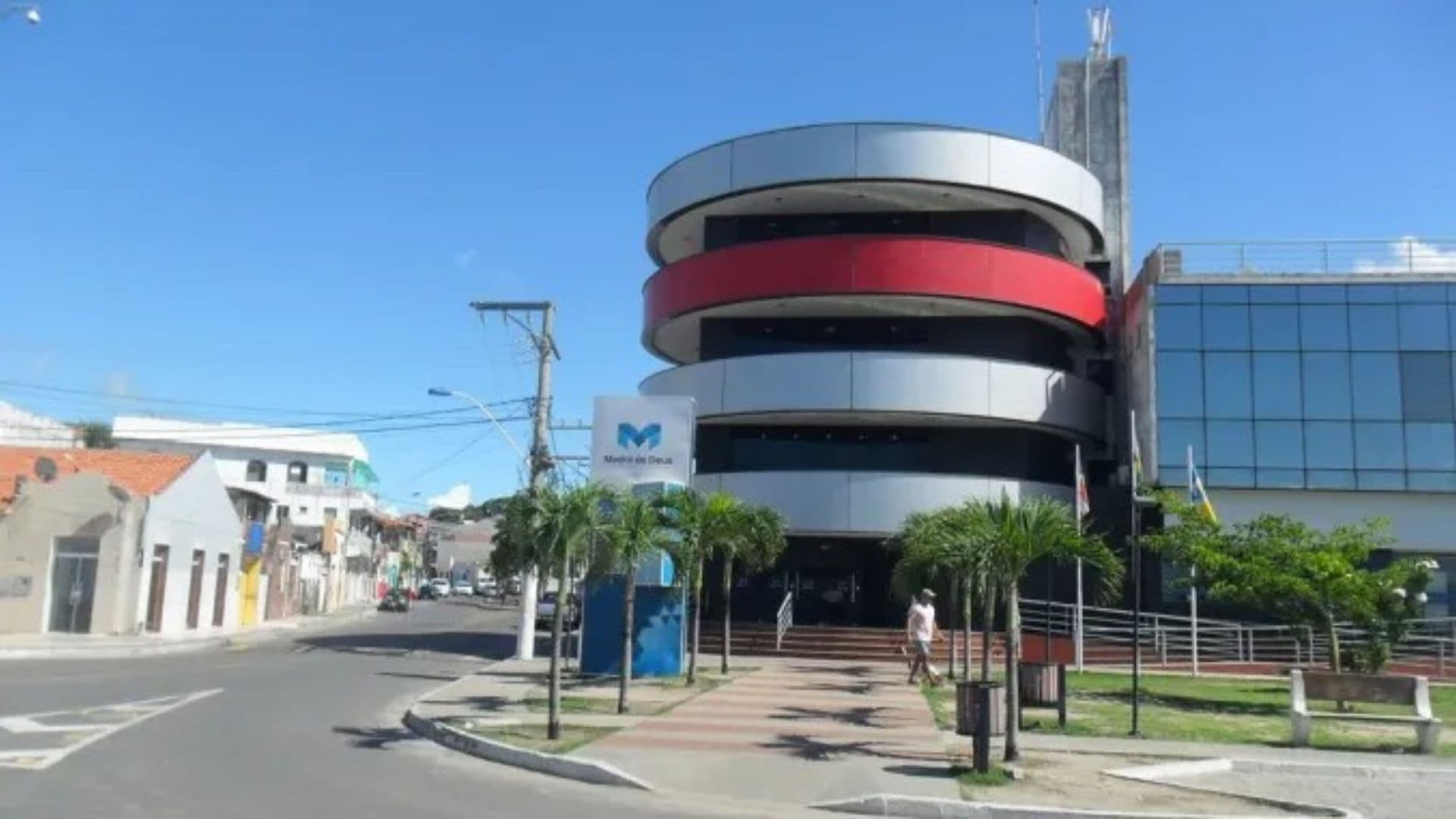 Caminhão guincho parado sem uso, representando veículo alugado com dinheiro público sem comprovação de serviço em Madre de Deus (BA)