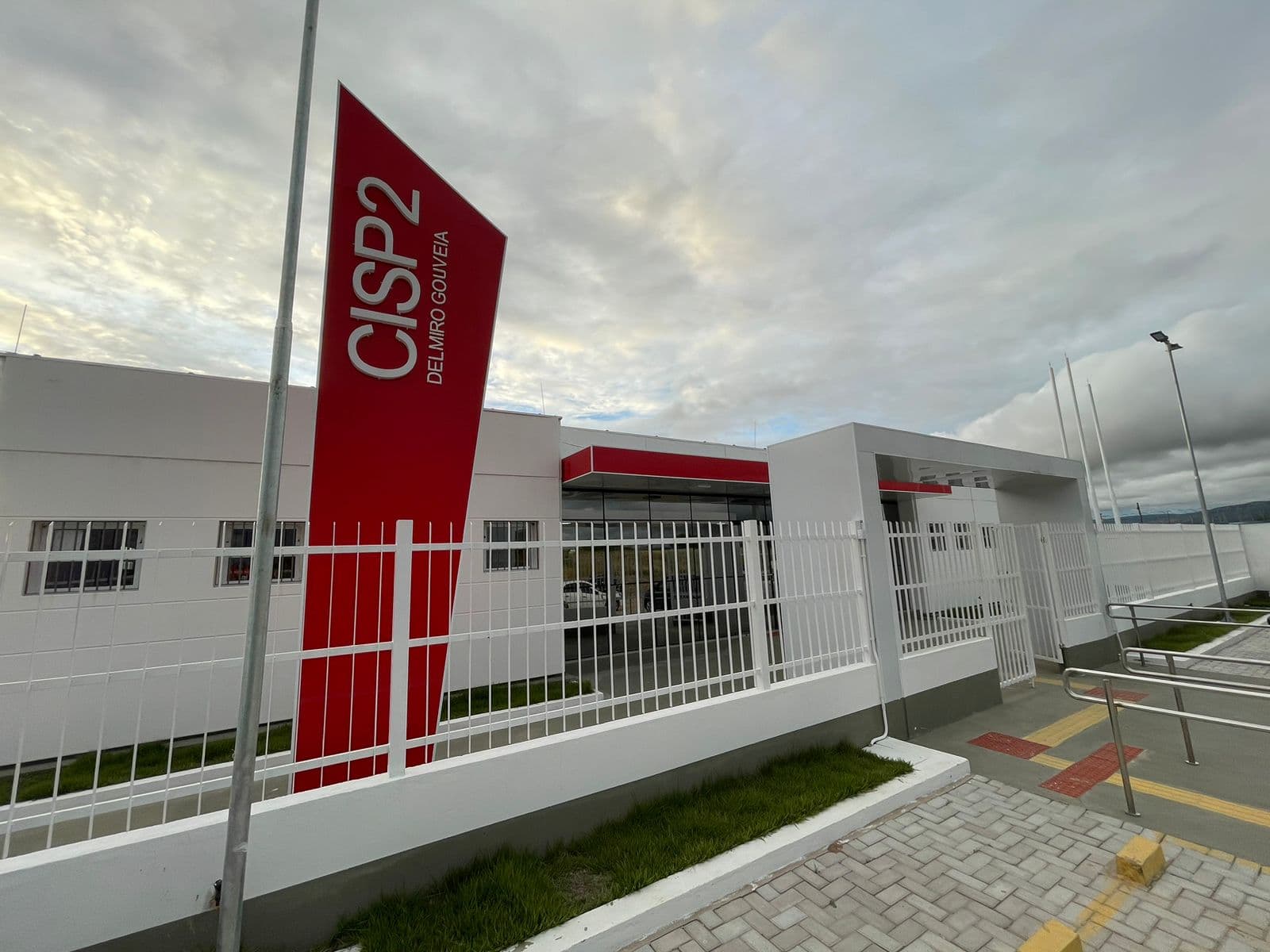 Celular exibindo tela de transferência Pix com símbolo de alerta, representando golpe digital