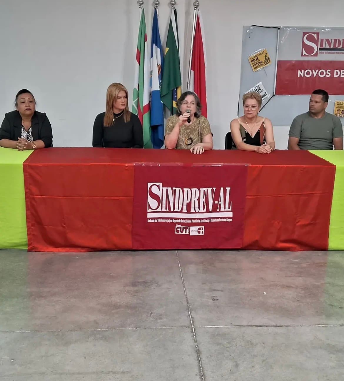Agentes de saúde reunidos em seminário sobre aposentadoria especial em Santana do Ipanema