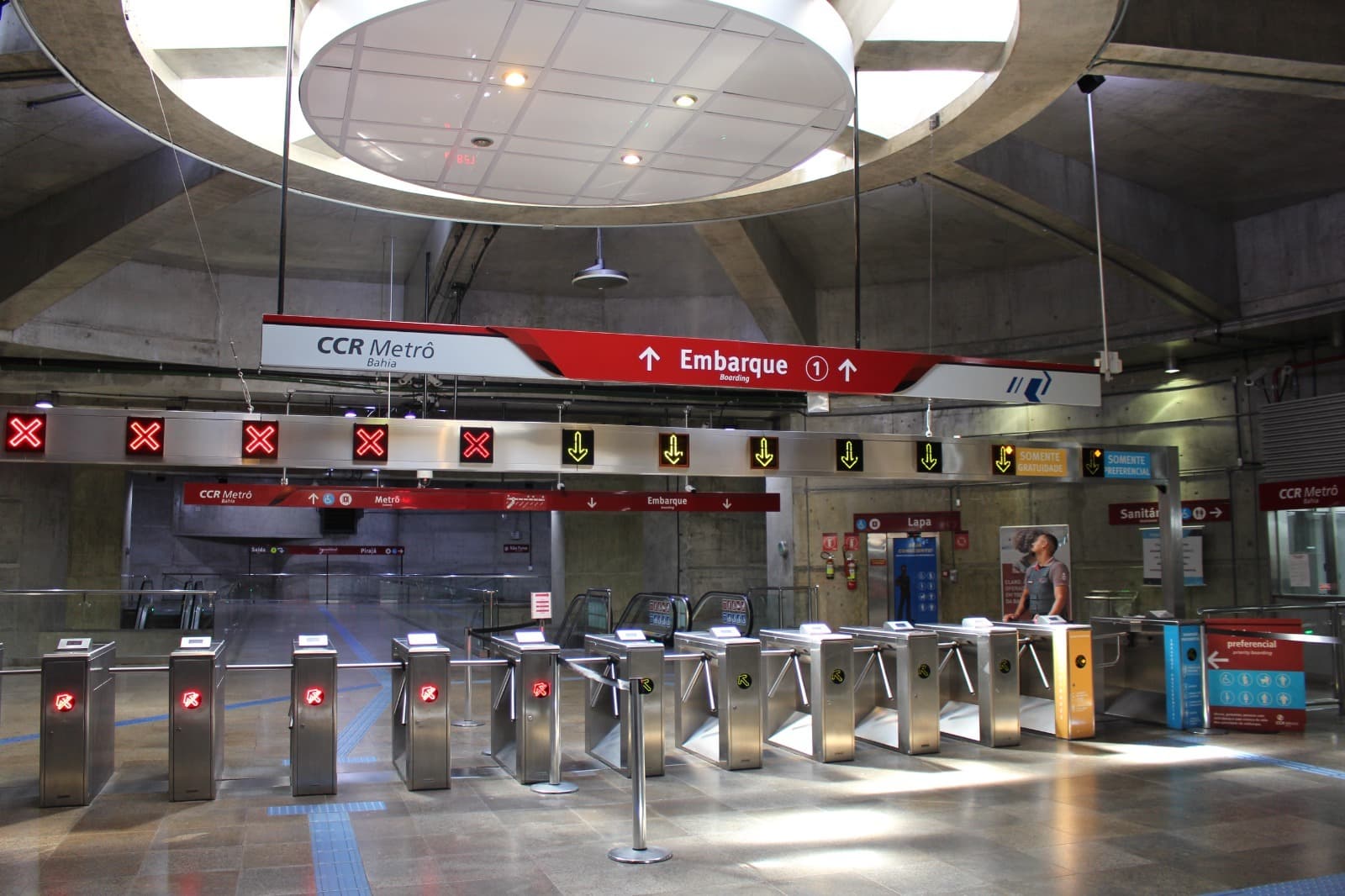 Estação do Metrô Bahia com movimento de passageiros