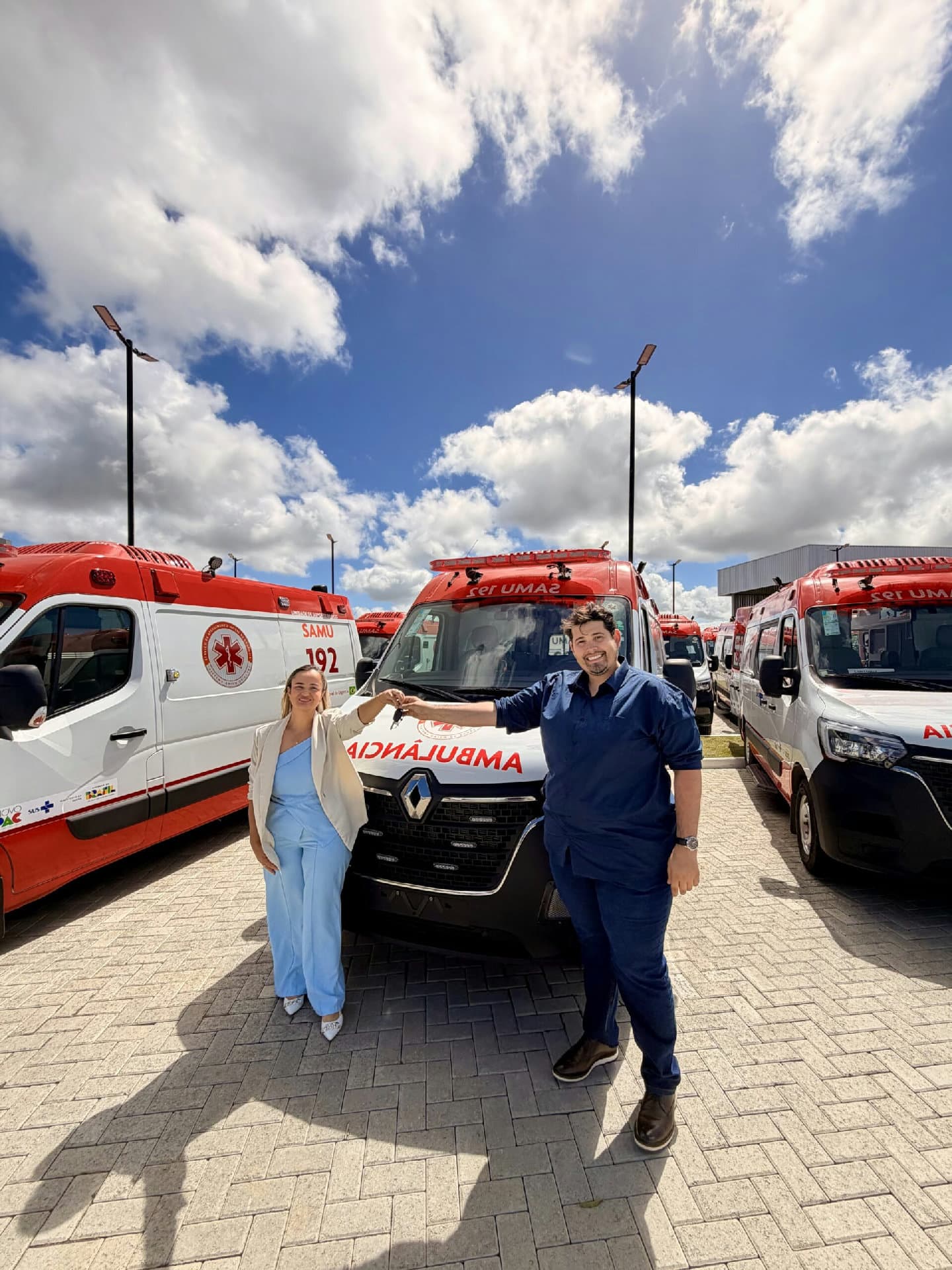 Ambulância do SAMU 192 estacionada em frente a unidade de saúde no sertão pernambucano