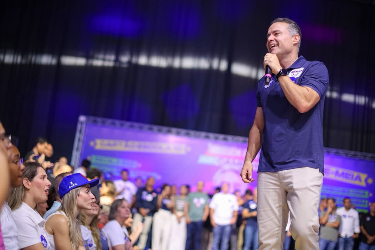 Renan Filho discursa em evento político em Alagoas