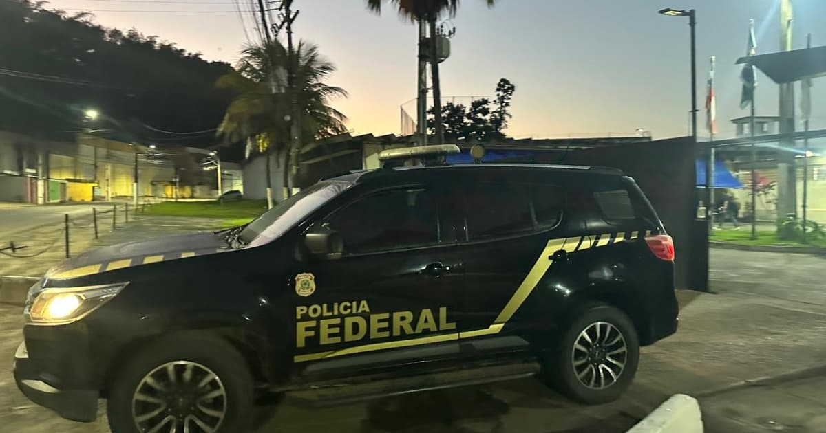 Agentes da Polícia Federal durante operação contra fraudes em licitações em Gongogi, Bahia