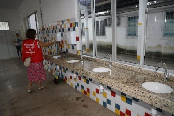Inspetores do Ministério Público vistoriam sala de aula de escola municipal em Maceió
