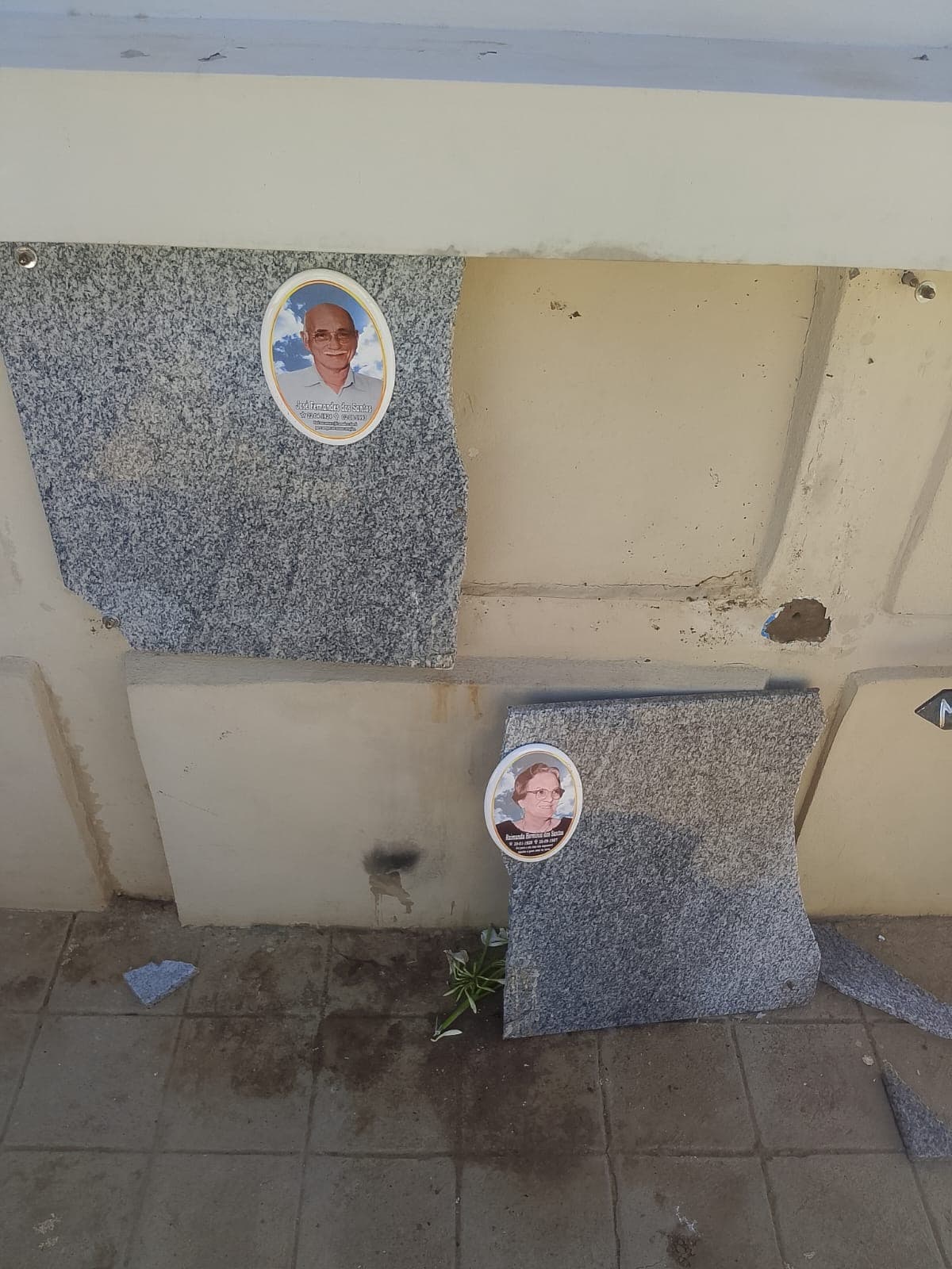 Túmulos depredados no Cemitério Antigo de Cabrobó, Pernambuco