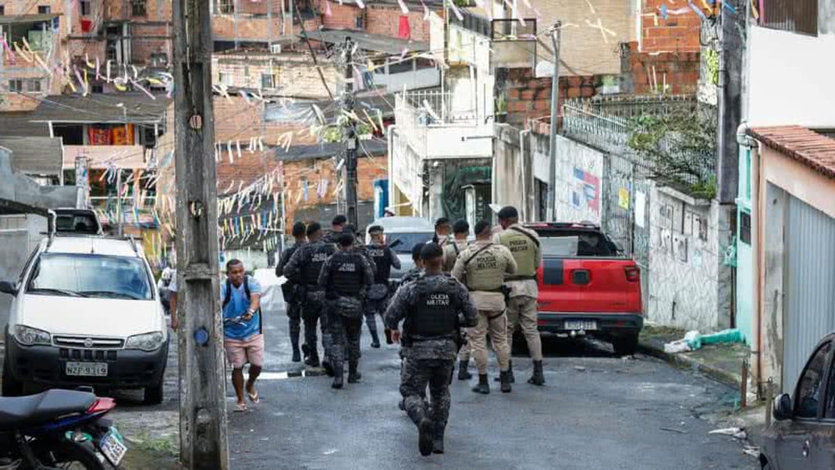 Viaturas da Polícia Militar da Bahia em operação ostensiva nas ruas
