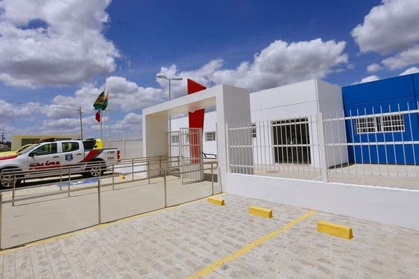 Viatura da Polícia Militar de Alagoas estacionada em frente a delegacia no interior do estado