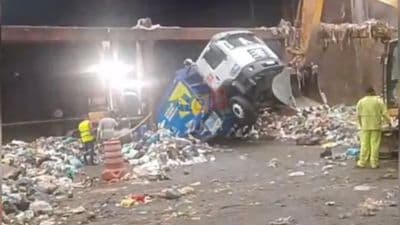 Caminhão de coleta de lixo em unidade de resíduos sólidos em Salvador