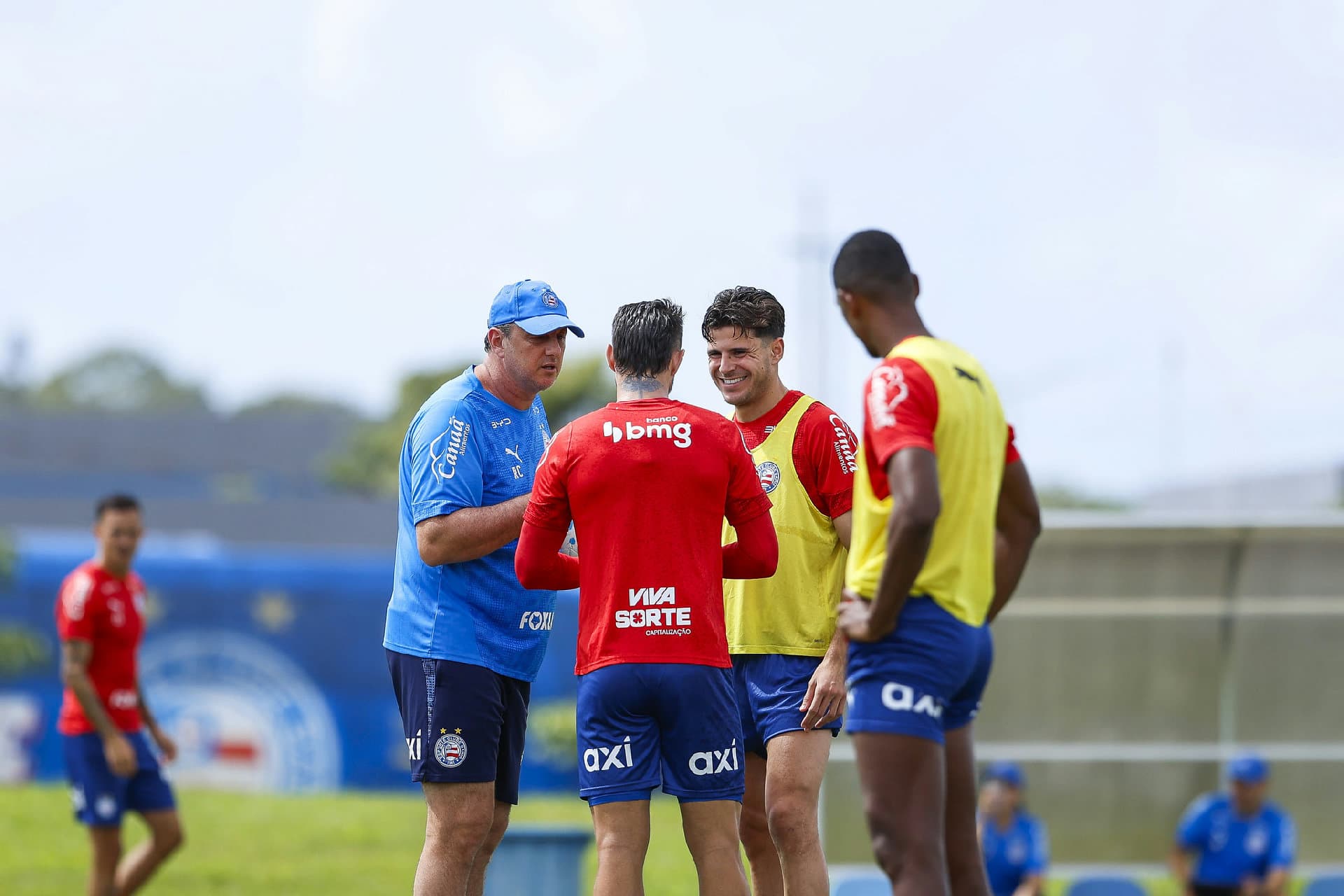 Jogadores do Bahia em treino tático com foco na linha defensiva