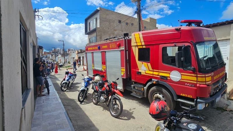 Equipes do Corpo de Bombeiros e SAMU atendem ocorrência de acidente elétrico em prédio em Lagarto, Sergipe