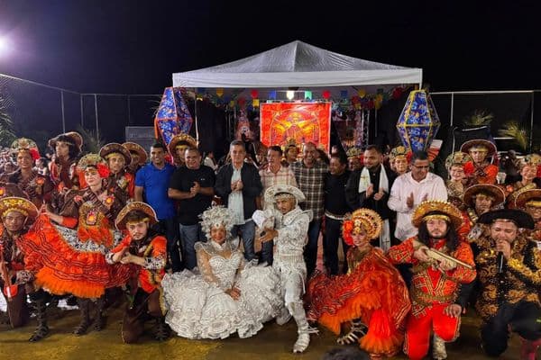 Quadrilha junina se apresentando em área rural durante festividade do São João