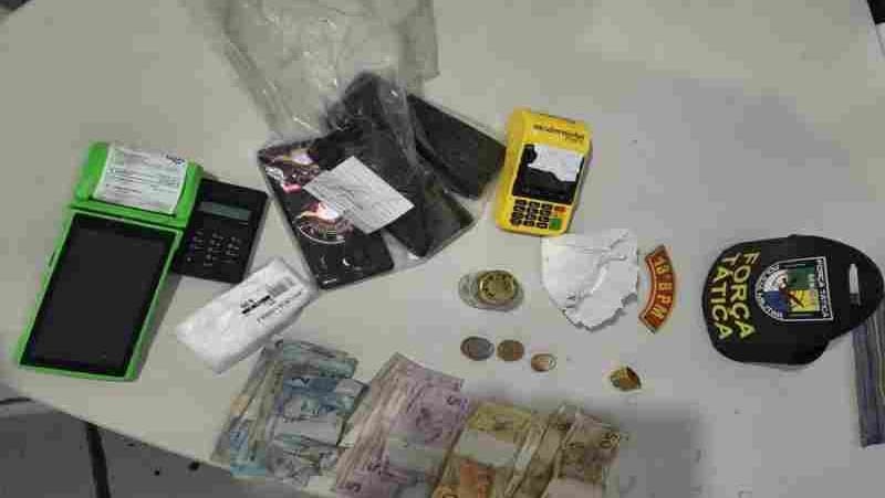 Policiais militares durante operação de combate ao tráfico de drogas em bairro de Aracaju