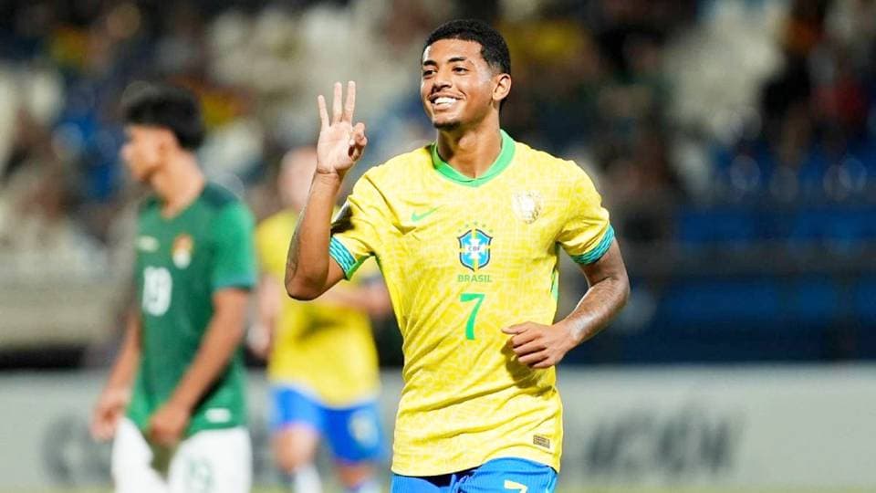 Kauê Furquim com a camisa da Seleção Brasileira Sub-17