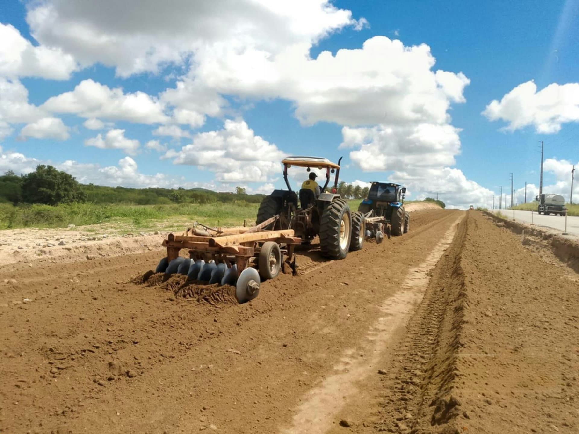 Obras de duplicação da rodovia AL-220 em Alagoas com máquinas e pista em construção