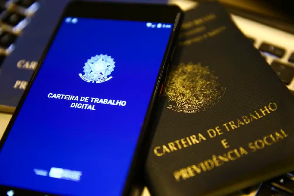 Placas de energia solar instaladas em telhado com técnico realizando manutenção