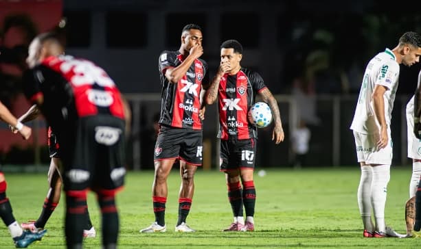 Torcida do Vitória protesta no Barradão durante jogo contra o Palmeiras pelo Brasileirão 2026
