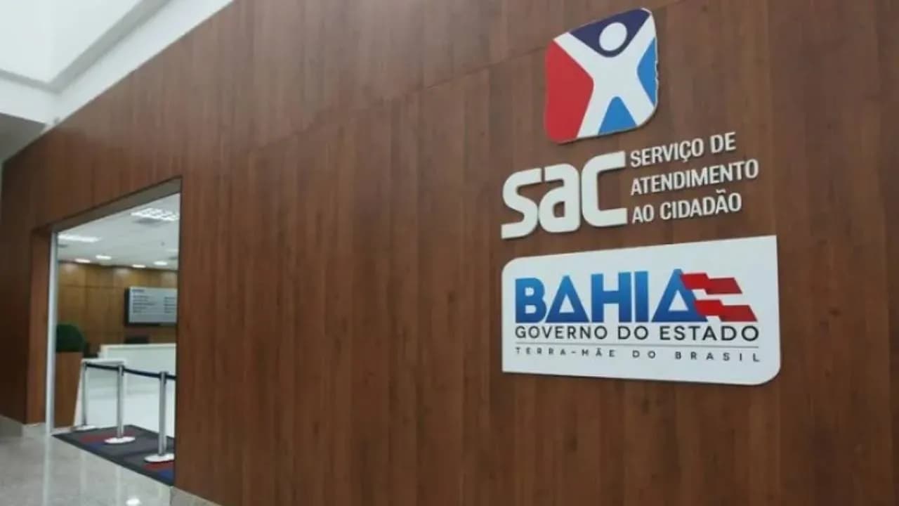 Fila de candidatos aguardando atendimento em unidade do SineBahia na Bahia