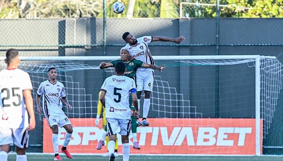 Jogadores de Feira FC e Fluminense de Feira durante clássico feirense pela semifinal do Baianão Série B 2026