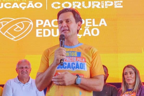Prefeito Marcelo Beltrão em evento de educação em Coruripe, Alagoas