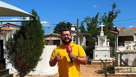 Túmulos depredados no Cemitério Antigo de Cabrobó, com placas de mármore quebradas e peças furtadas