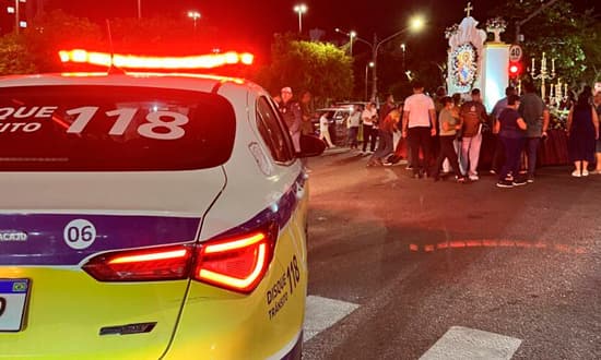 Agentes da SMTT orientando motoristas em via de Aracaju durante operação especial de trânsito