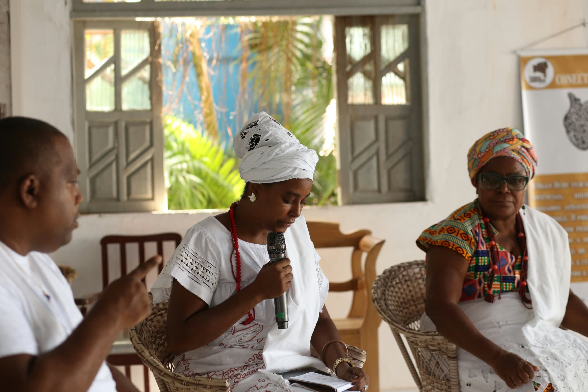 Lideranças femininas do Candomblé reunidas em roda de conversa dentro de um terreiro em Salvador