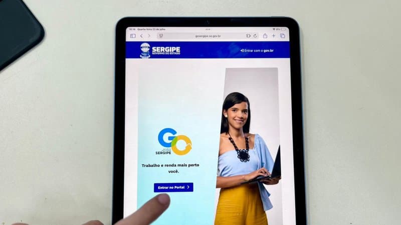 Pessoa acessando plataforma de emprego pelo celular em Sergipe