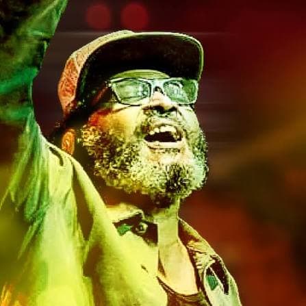 Cantor Edson Gomes durante apresentação de reggae em palco de show