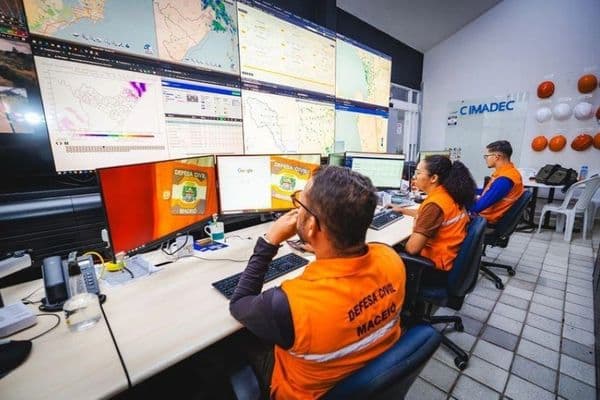 Técnicos da Defesa Civil de Maceió monitorando condições meteorológicas no Cimadec
