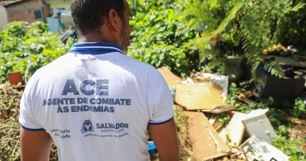 Agente de saúde inspeciona quintal em busca de focos do mosquito Aedes aegypti em Salvador