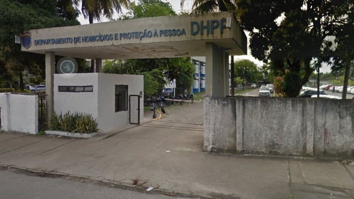 Viatura da Polícia Militar de Pernambuco em frente a residência no bairro do Zumbi, Recife