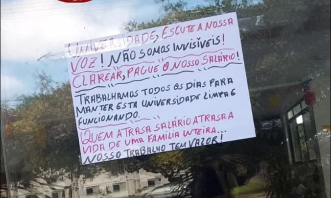 Trabalhadores terceirizados da UFS em protesto por salários atrasados no campus de São Cristóvão, Sergipe