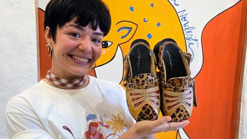 Sandália Xô Touro pintada à mão com arte nordestina, criação da estilista Savana Sousa de Arapiraca (AL)