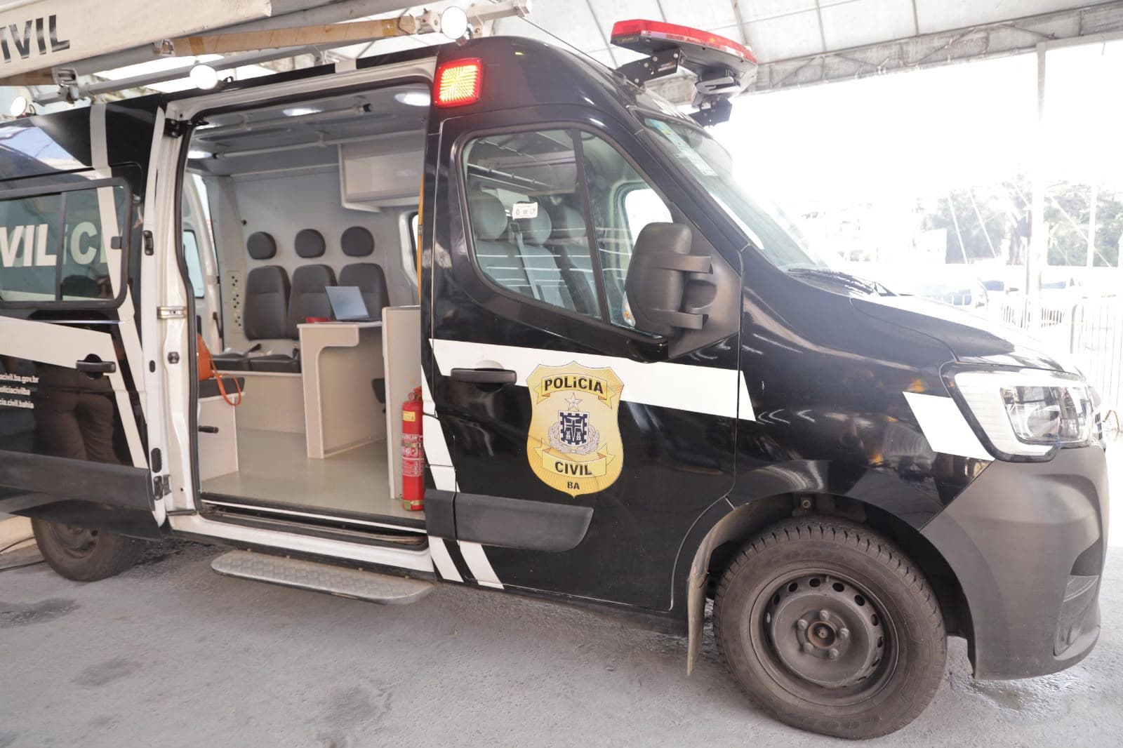 Delegacia Móvel da Polícia Civil da Bahia estacionada em terminal do metrô de Salvador durante o Agosto Lilás