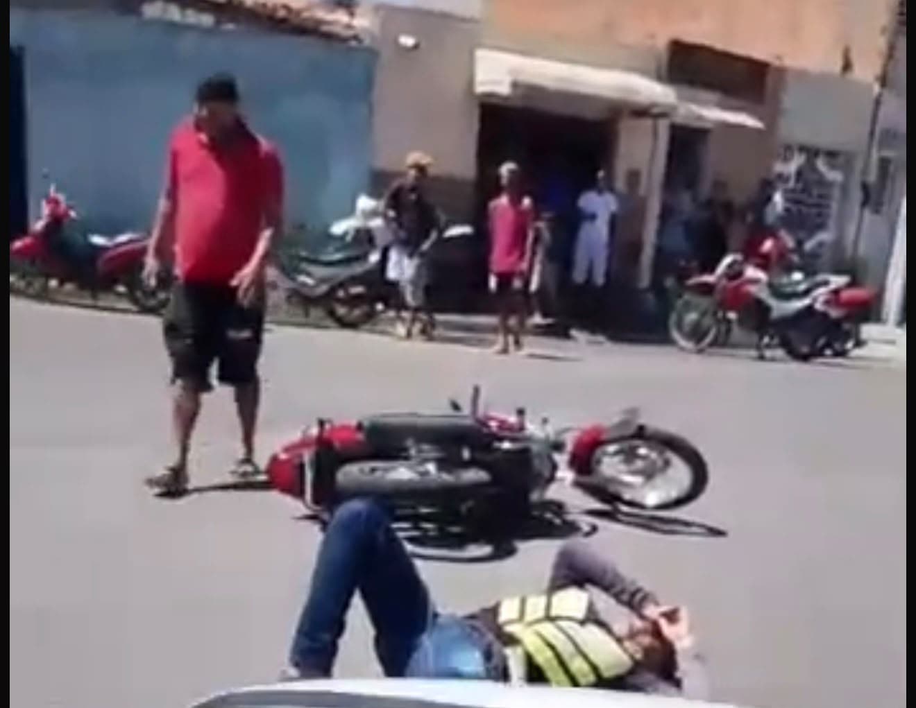 Motocicletas envolvidas em acidente de trânsito em via urbana