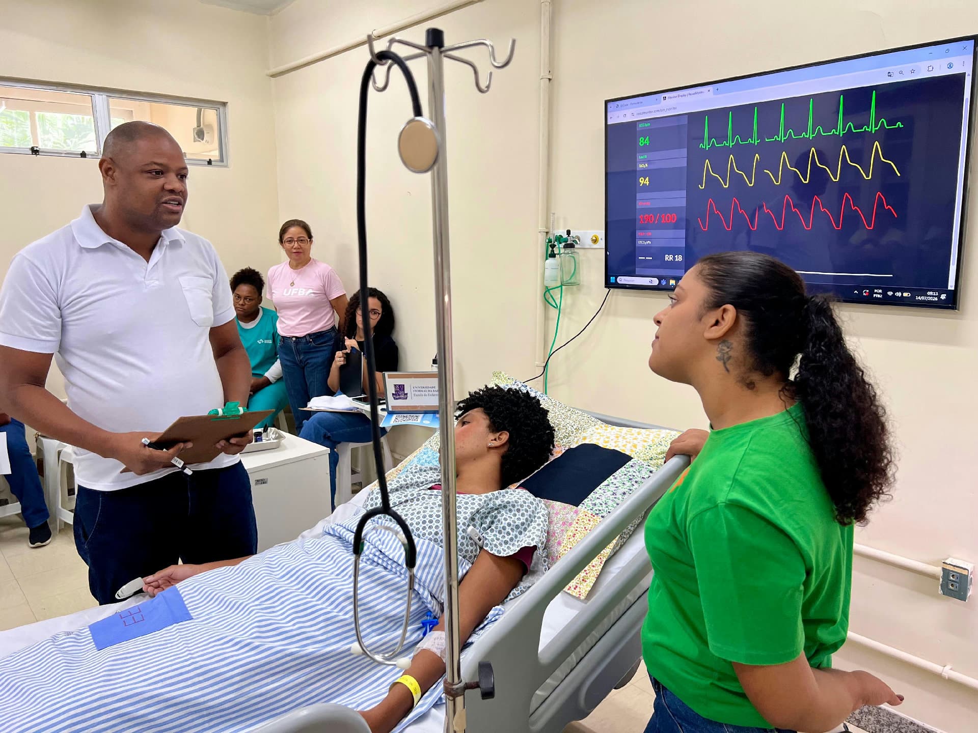 Treinamento de simulação realística em enfermagem em laboratório hospitalar