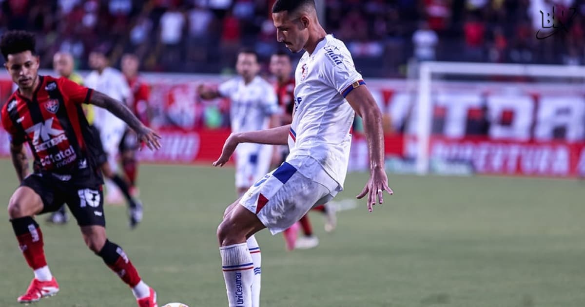 Zagueiro Gabriel Xavier com a camisa do Esporte Clube Bahia