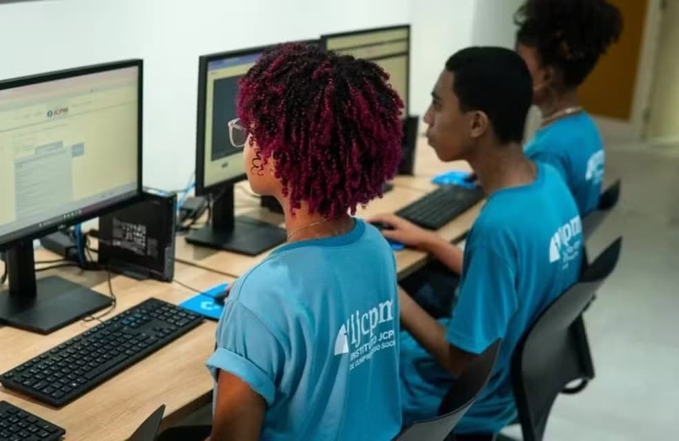 Jovens em sala de aula em curso de qualificação profissional gratuito em Salvador