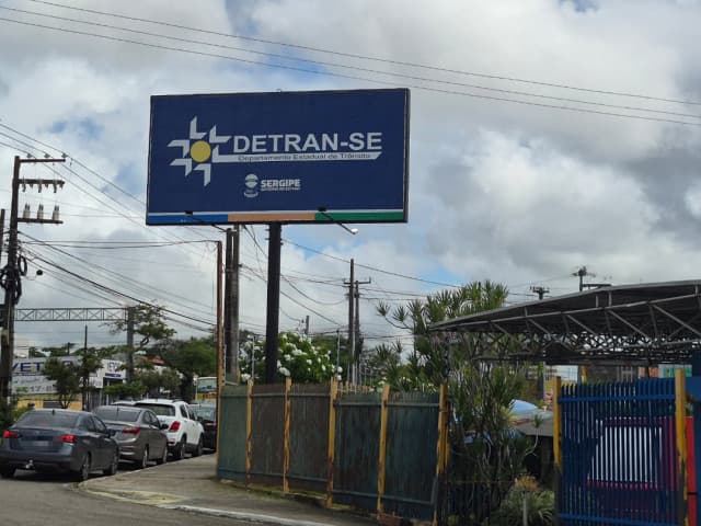Pessoa aguardando atendimento em clínica credenciada pelo Detran para realização de exame médico de CNH