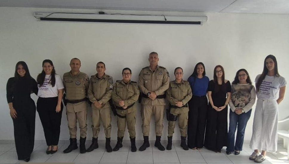 Policiais militares da Ronda Maria da Penha em patrulhamento em cidade baiana