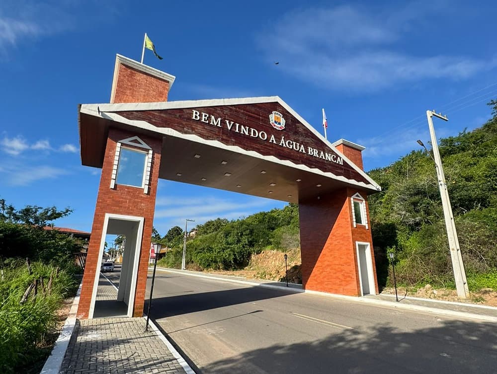 Trecho da rodovia AL-145 na zona rural de Água Branca, Alagoas