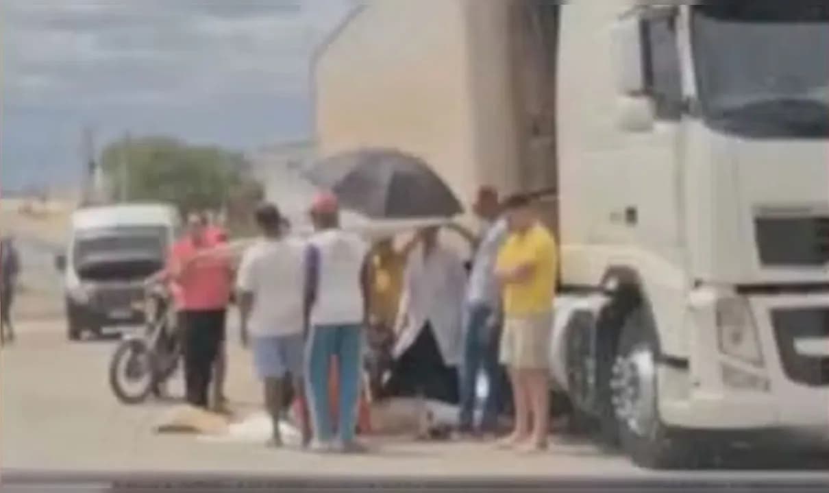 Homem ficou ferido após ser imprensado por peça do caminhão. 