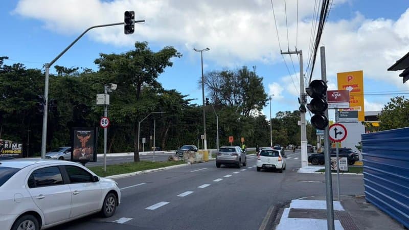 Avenida Governador Paulo Barreto de Menezes no bairro Farolândia, Aracaju, com sinalização de trânsito