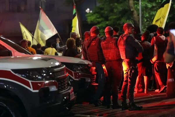 Manifestação contra violência policial em praça pública no Brasil