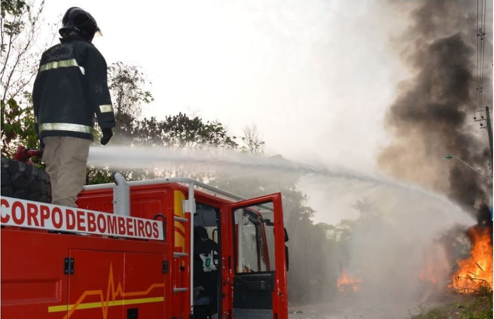 Viatura do Corpo de Bombeiros Militar de Alagoas em ocorrência de incêndio