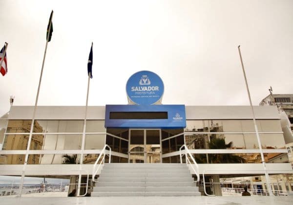 Agentes do Gaeco durante operação de busca e apreensão em Salvador, Bahia
