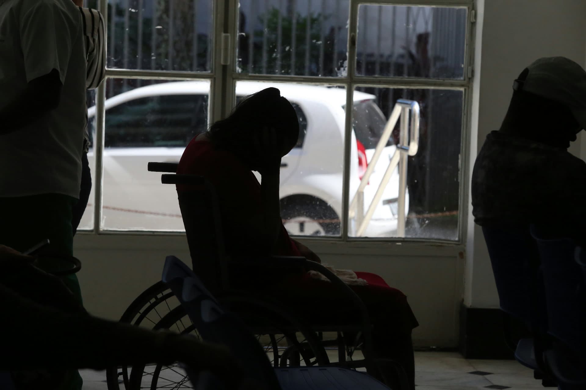 Moradores aguardam atendimento em unidade básica de saúde na Bahia