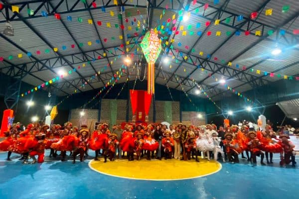 Quadrilha junina se apresenta com figurinos coloridos em arraial no interior de Alagoas